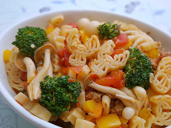 將煮好的通心麵和蔬菜放入作法（3）的蕃茄肉醬裡拌炒均勻即完成。