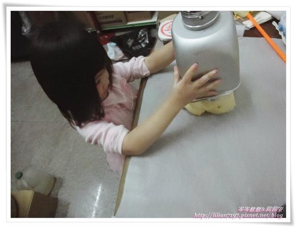 大約一小時侯,麵團就揉好啦!倒出來