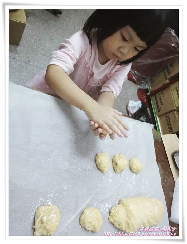 麵團揉壓擠出空氣後~可以分成想要的大小了