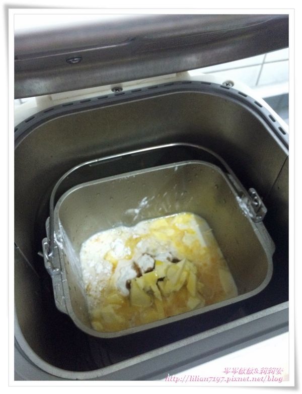 將食材放入全放入麵包機裡