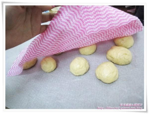 麵團有大有小(我故意的XD)
蓋上濕布發酵一下