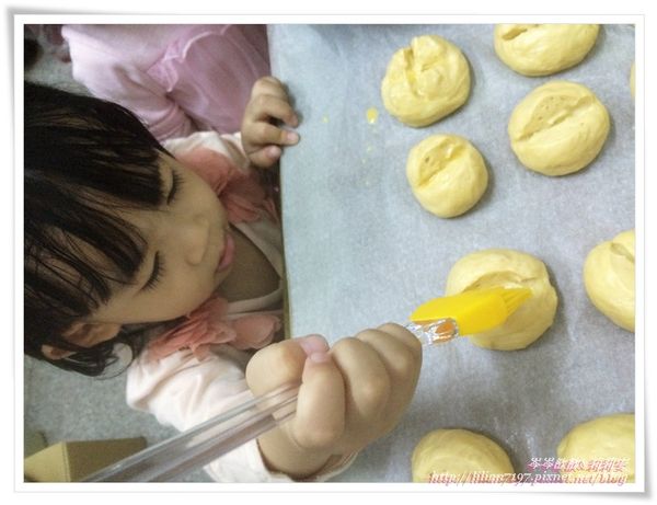 表面塗上蛋液(這個小孩最愛玩了)