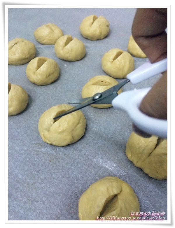 麵團用剪刀剪個開口笑(我用小孩食物剪)