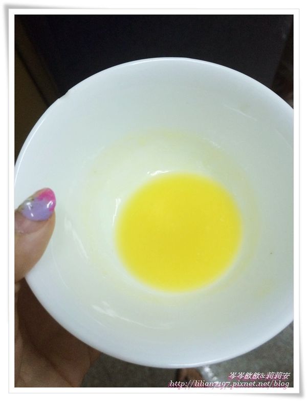 接著準備[蔥花餡材料]
這是常溫奶油(可先用烤箱餘溫溶化)