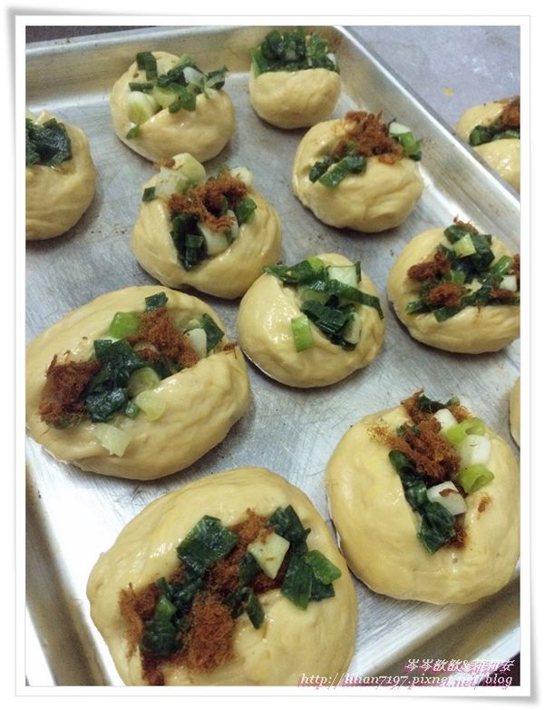 把蔥花餡料塞進開口笑中