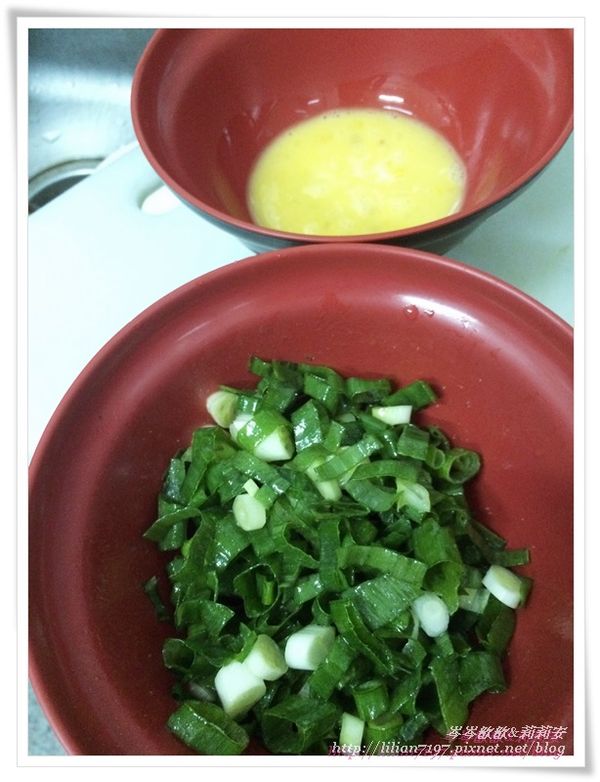 蔥花加點白胡椒和塩，再加入常溫奶油～就是做好的[蔥花餡材料]，（旁邊那碗是打散的蛋液）