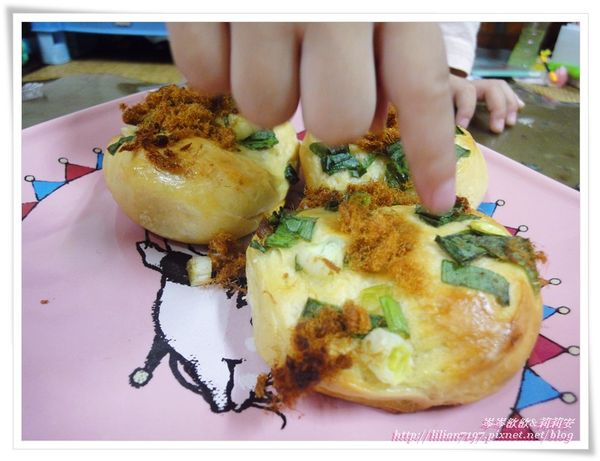 一開始歆歆還指著蔥花說:"綠綠的偶不要吃~"
結果....還是連吃了好幾顆