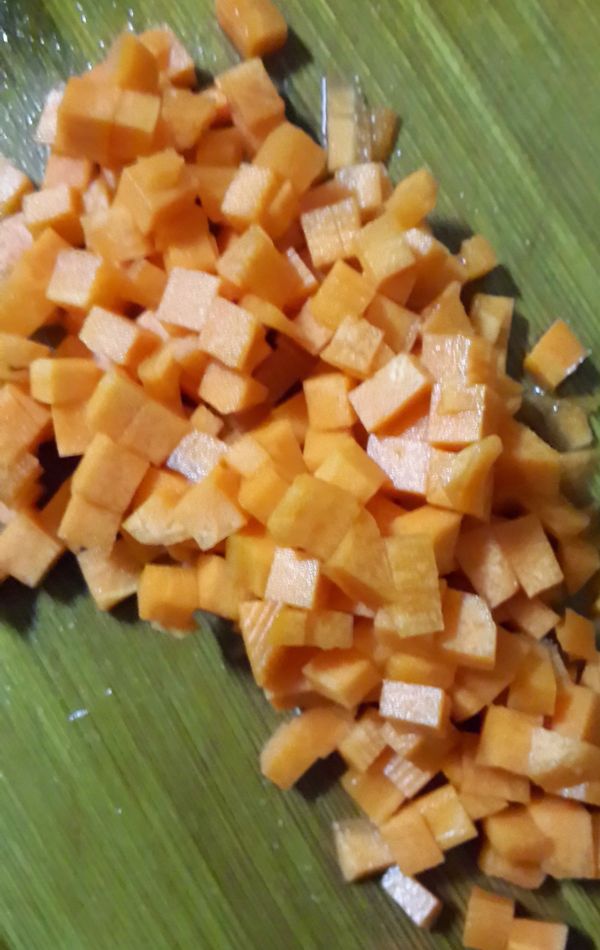 紅蘿蔔去皮洗淨切丁備用