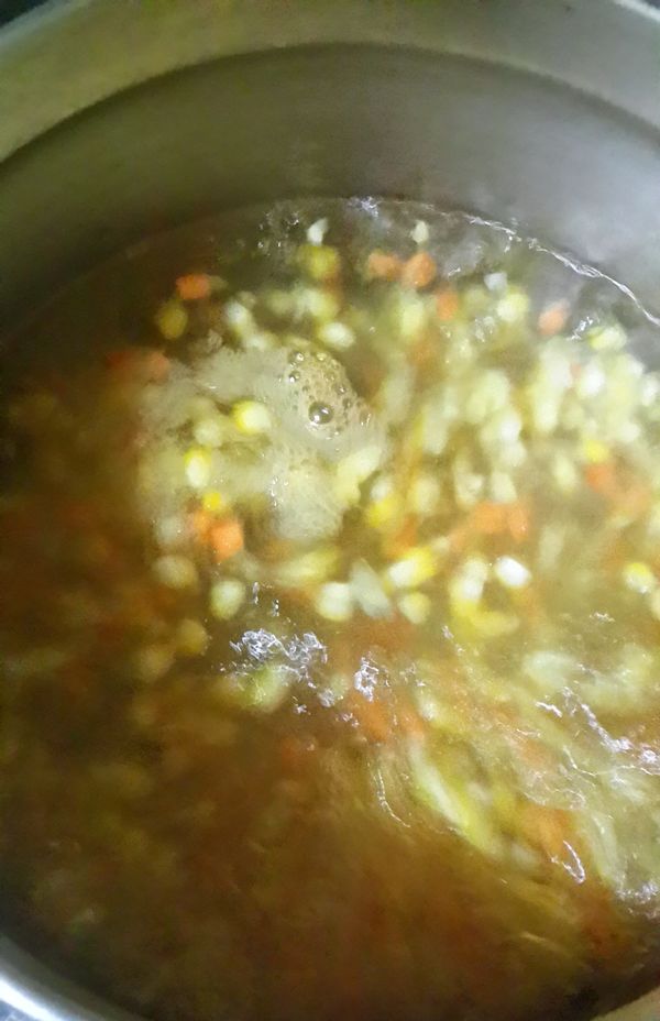 倒入海底雞、胡蘿蔔