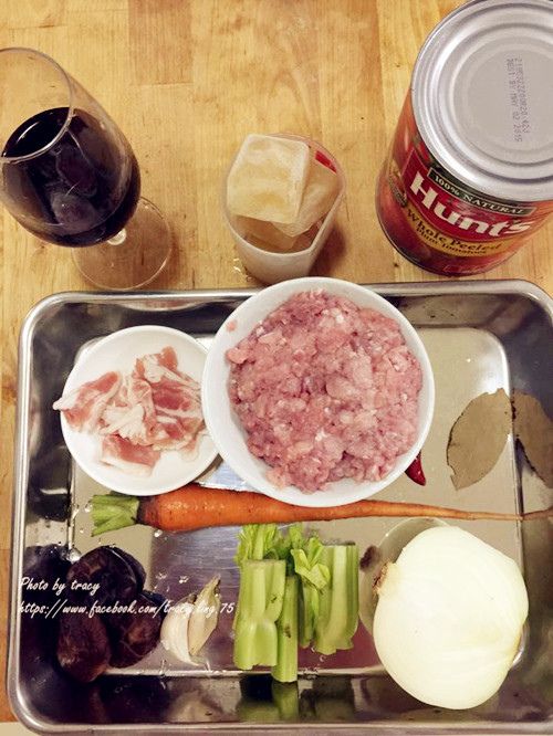 先備齊上述材料,香菇先泡水,其他蔬菜部分先切細末