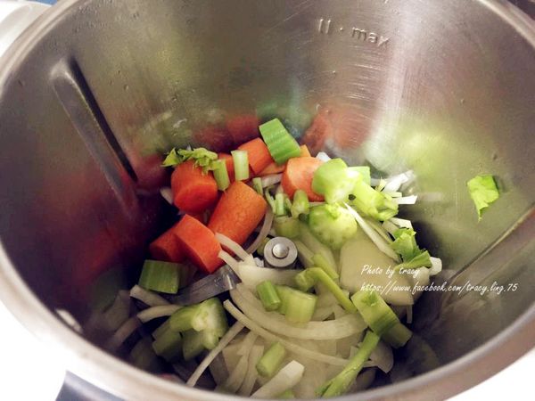 洋蔥.紅蘿蔔.芹菜放進① 拌炒