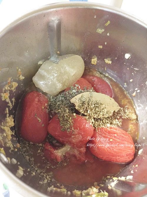 接著放進整粒番茄,水或是高湯,月桂葉,羅勒.

百里香,砂糖(我用紅細砂糖代替),

用小火續煮30分後,把月桂葉取出.
