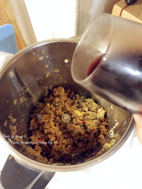 倒入紅酒用大火拌炒,把酒精蒸發掉.

加入乾香菇.(加入乾香菇是為了讓肉醬增添濃郁的風味).

拌炒後再加入鹽 胡椒粉 辣椒(可不加)