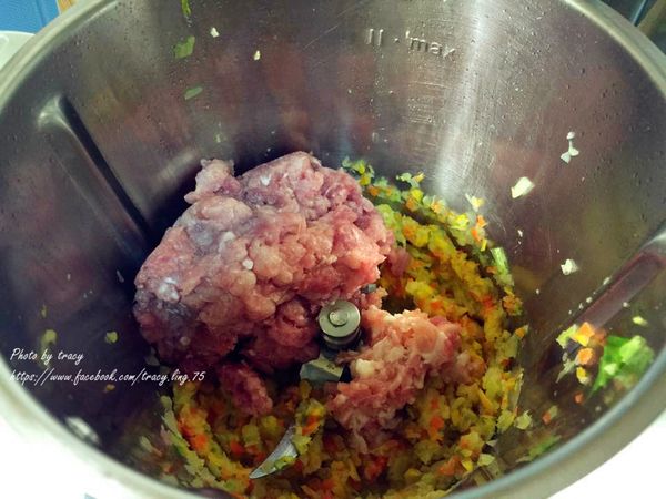 加入絞肉跟火腿.傳統的肉醬大部分都是加入牛絞肉
