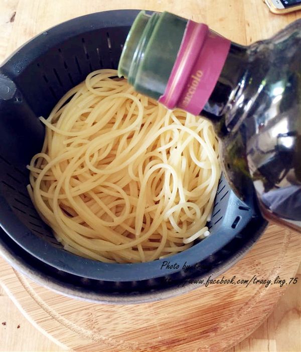 煮的過程中,除了調整味道外,別把汁收太乾,

會影響到之後拌麵的問題,若發現太乾可加入高湯再調整!!
時間到取出後,加入橄欖油和鹽基本調味.

這麼做的目的是避免麵條太乾,