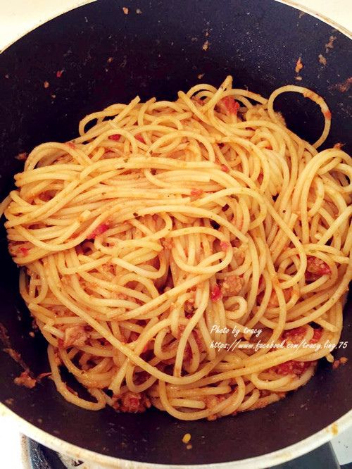 先取一部分肉醬與麵條拌合.