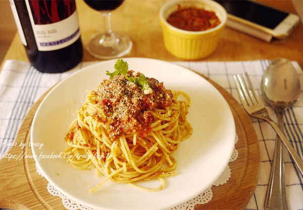 最後在麵條上放入剩餘肉醬.再灑上帕馬森乳酪粉和巴西利(洋香菜)