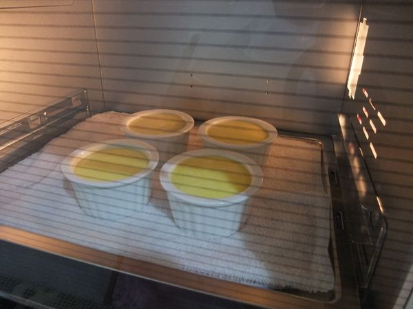 烤箱以130-140度預熱10分鐘後放入，烤約30-35分鐘，可用牙籤刺布蕾，若沒有沾黏就表示烤好了!