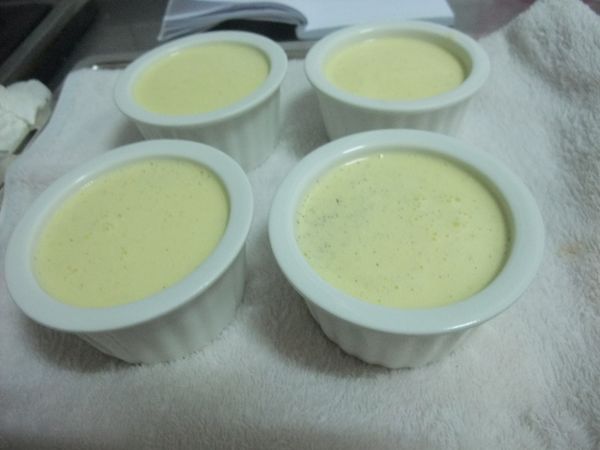 倒入烤模中，用小牙籤將氣泡戳破，可讓布蕾更漂亮哦