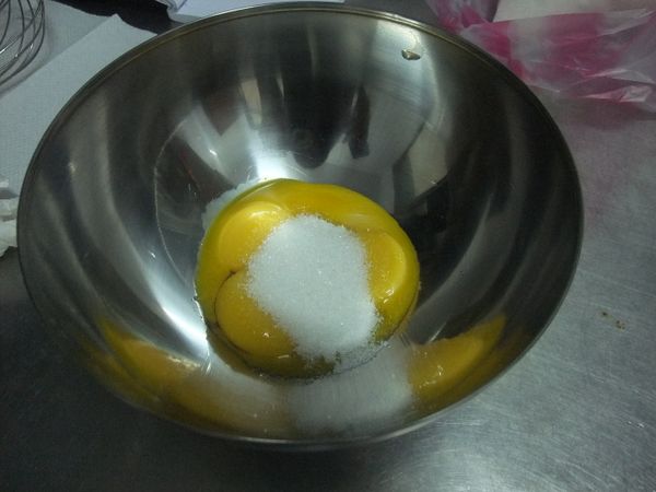 將蛋黃、砂糖與鹽混合均勻。