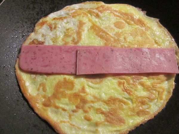 放入火腿片捲起切塊即可享用