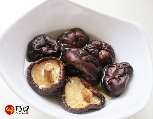 香菇用溫水泡15分鐘，香菇水留著不要倒掉
