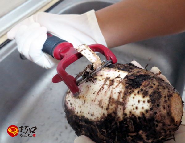 芋頭削皮(記得戴手套，否則芋頭的汁液沾到皮膚會發癢)
削完後可以用水將表面沾黏的皮屑洗淨