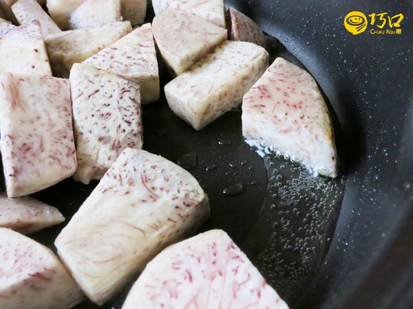 鍋中熱適量的油(看習慣用煎的或炸的)
將芋頭放入鍋中定型
(由於芋頭含有水分，放入鍋中會油爆，千萬要小心~)
至芋頭成微焦色，即可起鍋