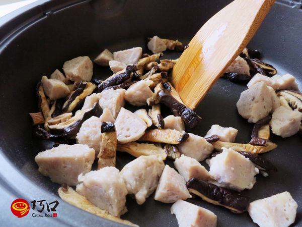 鍋中留少許油，將香菇下鍋炒香，再加入貢丸拌炒