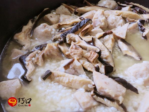 將香菇的鍋氣炒出來以後，就可放入生米一起拌炒
接著倒入香菇水，讓生米在拌炒的過程中能吸收香菇水的香氣