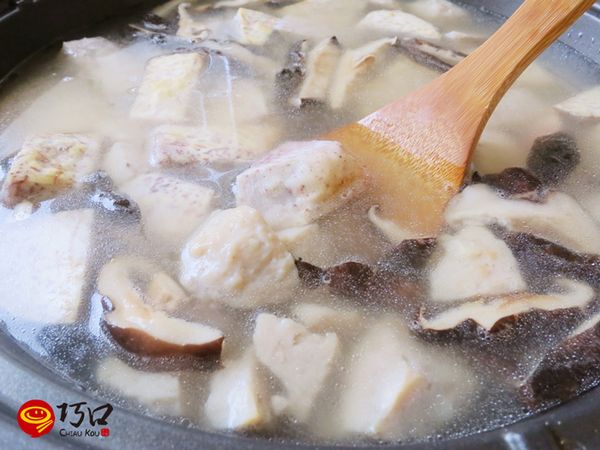 約三分鐘後，加入1000CC的水煮至沸騰後轉小火，蓋鍋蓋悶燉