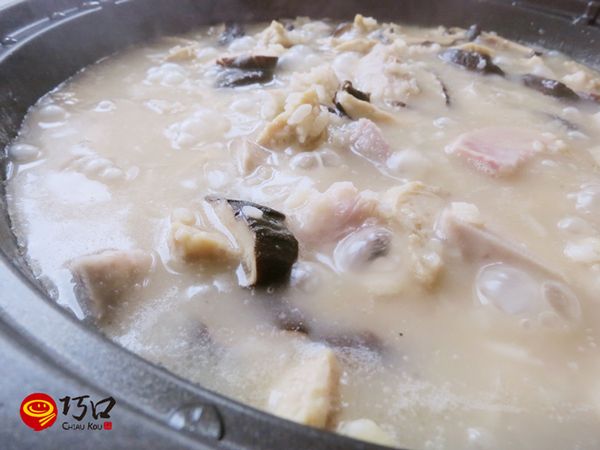 期間可酌用鍋鏟推推鍋底，避免燒焦
但別太常攪拌，以免芋頭太糊
中間若覺得粥已成糊狀，可酌量再加500CC的水