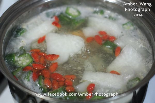 將白蘿蔔、地瓜、肉絲放入裝有500C.C水的鍋中，煮滾後轉小火放入秋葵、1小匙烹大師、1/2小匙鹽，再煮10~12分鐘，煮熟即可，快好時放入构杞，起鍋前再倒入打散的蛋液，邊倒入邊用筷子，順時針攪拌，另外可以依個人需求再灑些白胡椒粉。