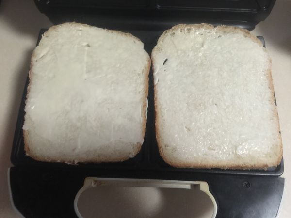 把4片土司均勻抹美奶滋