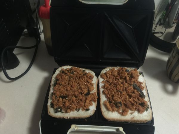 把肉鬆撲滿吐司