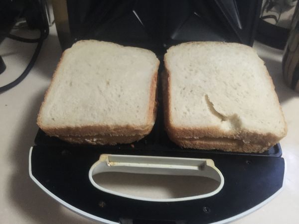 把另一片土司放上去鋪好的肉鬆上