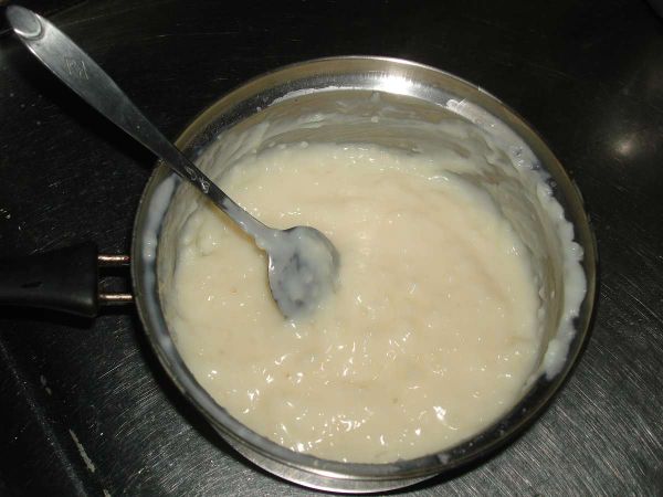 取一容器，將[內餡]、冷水加入拌勻，最後以小火慢慢拌勻至濃稠即可關火...