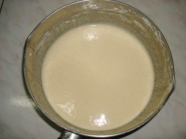 將蛋黃、奶油、麵粉一起拌勻後，再加入蛋白(一大匙湯杓)拌勻即可，最後將麵糊倒入步驟4中拌勻後，再加入泡打粉拌勻備用....