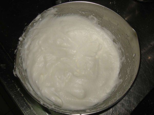 將蛋白打發後，加入糖慢慢拌勻(分二次加入)備用...