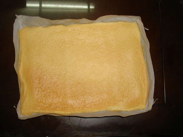 烤箱預熱後，倒入麵糊，入烤箱烤12分鐘(先以170度烤5分鐘，再以150度烤7分鐘)，最後待蛋糕體取出放涼後，包入奶凍[內餡]即可...