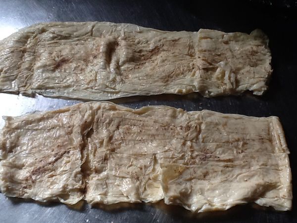 將豆包張開成長條狀，灑上少許的鹽、胡椒粉。