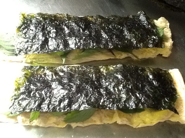 放上ㄧ片海苔片。