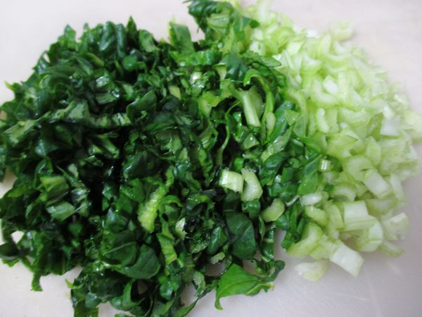 青菜洗淨、瀝乾、切碎。(我用塌菜，也可用青江菜、高麗菜......)