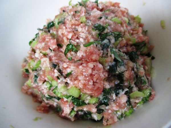 絞肉、青菜和[醃料]混勻至有黏性產生，此為餡料。