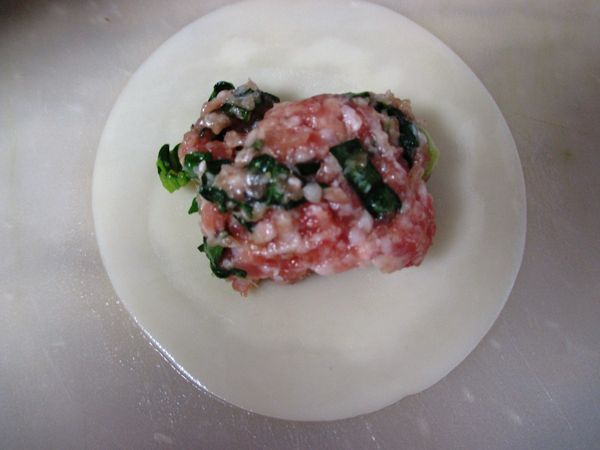 挖大約1小匙餡料放在煎餃皮中央，皮邊緣抹點水，把煎餃包好。摺痕數量沒有規定，但建議至少4摺以上，會比較牢固~