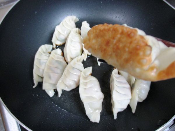 熱適量油，用中火把煎餃底部煎到金黃香脆。