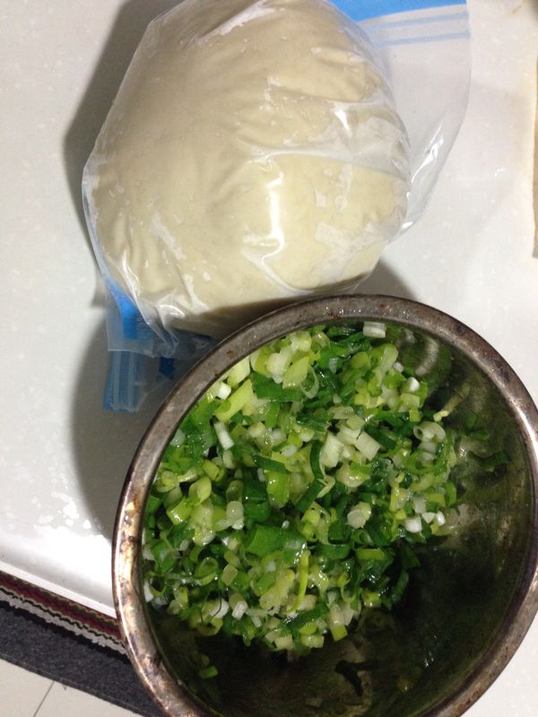 麵粉放入盆子將熱水ㄧ點一點放入攪和再放冷水和
取出麵糰揉至平滑後取一乾淨袋子將麵糰放入擠出空氣醒麵（夏季30分、冬季60分）