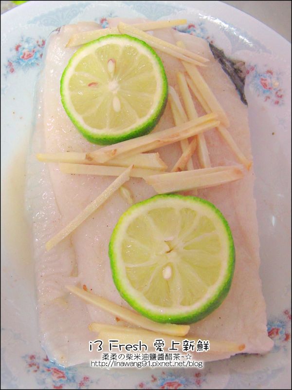鱈魚均勺的抹上米酒、鹽巴、胡椒粉。
將檸檬對切擠汁在鱈魚上，再把切好的檸檸片、薑絲平鋪在鱈魚上，再加點沙拉油，就可以入電鍋蒸煮。