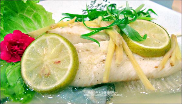 等電鍋跳起，再灑上蔥絲蓋上鍋蓋多燜幾秒。