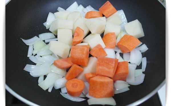 接著將馬鈴薯塊和羅蔔塊放下去拌炒~~